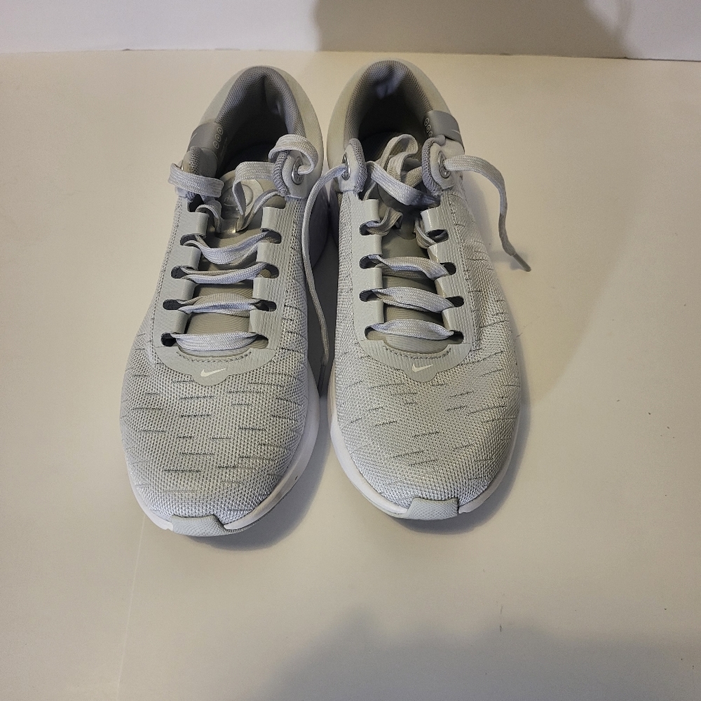 Nike Renew Serenity Run Womens Shoes Size 8.5  Platinum Running shoe